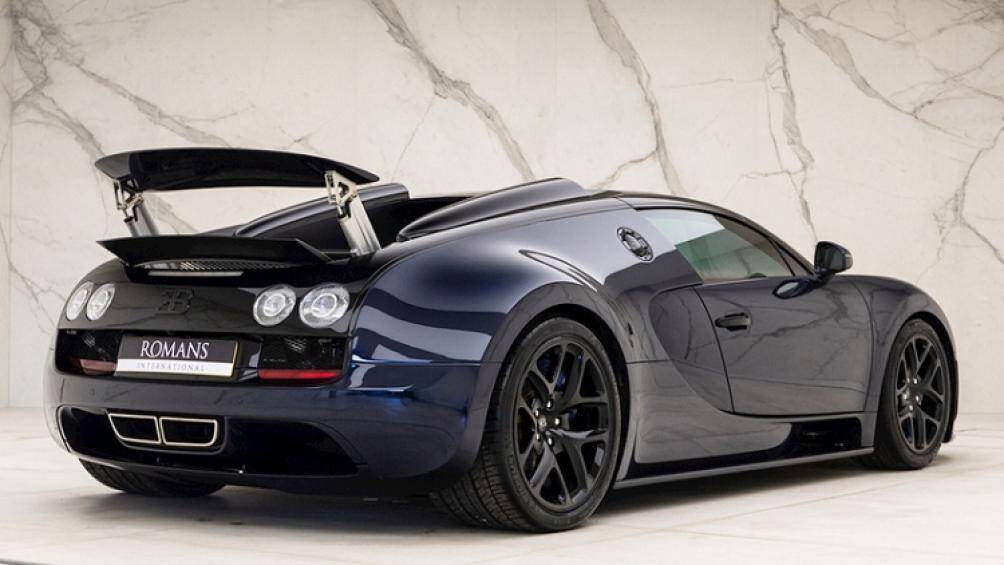 Chiếc Veyron Grand Sport Vitesse này đã được phủ thêm một lớp màng bảo vệ sơn, phần mui mềm và mui cứng có thể tháo rời để nhà sản xuất Pháp bảo dưỡng lại kỹ càng