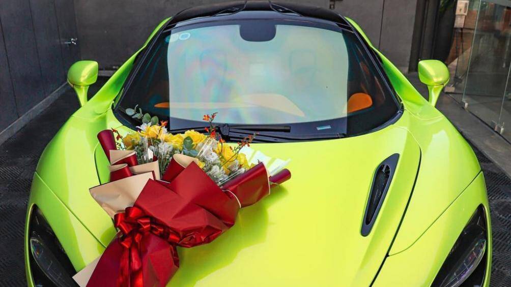 Hốc đèn pha đóng vai trò truyền luồng không khí đến bên sườn xe và phần bên dưới của đầu xe xuất hiện cánh lướt gió chống nâng