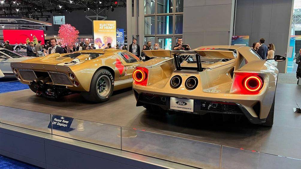 Ford GT Holman Moody Heritage Edition 2022 được bổ sung thêm nhiều chi tiết làm từ sợi carbon trên thân xe, như: tấm cản hút trước - chia gió sau