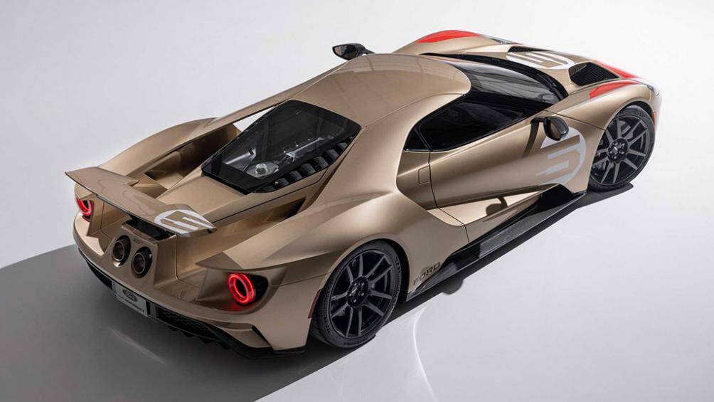 Những tấm thoát gió cạnh nắp động cơ trong suốt đặt ở vị trí phía sau xe, cùng với đó là bộ vành 20 inch cũng được hoàn thiện từ vật liệu sợi carbon siêu nhẹ