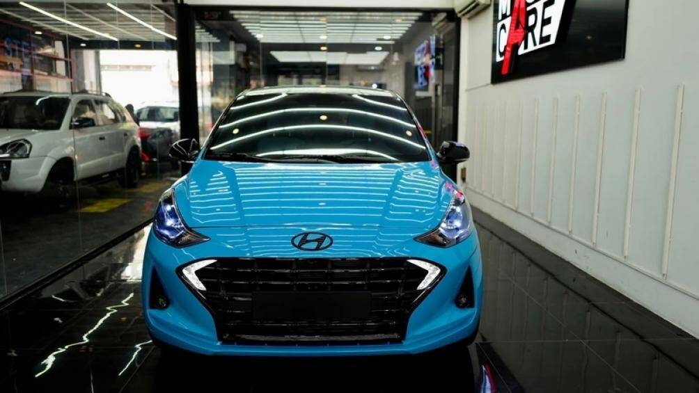 Trong l&uacute;c chờ b&agrave;n giao Mercedes-Maybach S 680, chủ nh&acirc;n của chiếc Hyundai Grand i10 2022 n&agrave;y đ&atilde; l&agrave;m lại to&agrave;n bộ chiếc Hyundai Grand i10