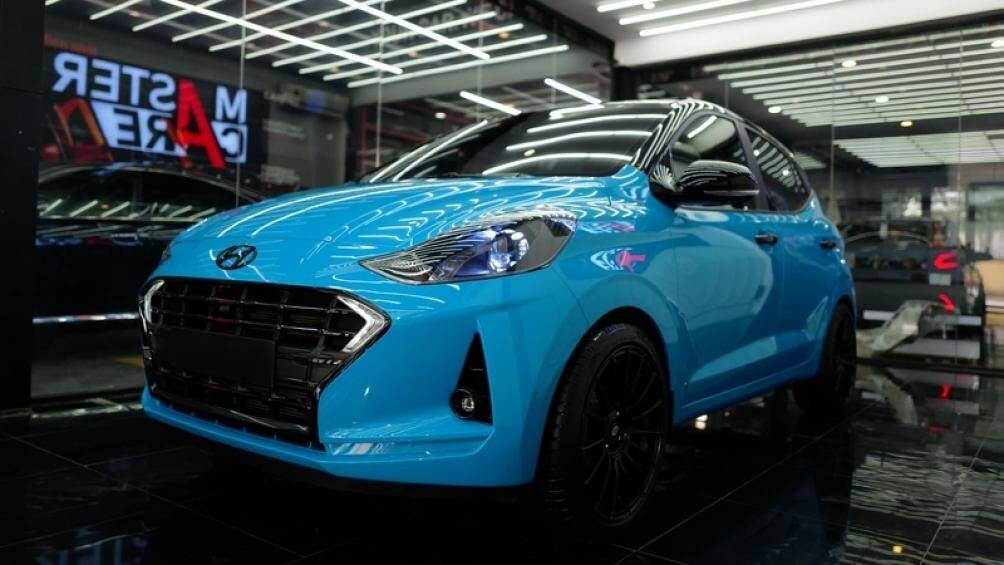 Chiếc xe đ&atilde; được sơn lại m&agrave;u xanh dương Miami Blue (m&atilde; m&agrave;u của Porsche) kết hợp với mui xe sơn đen để tăng vẻ thể thao
