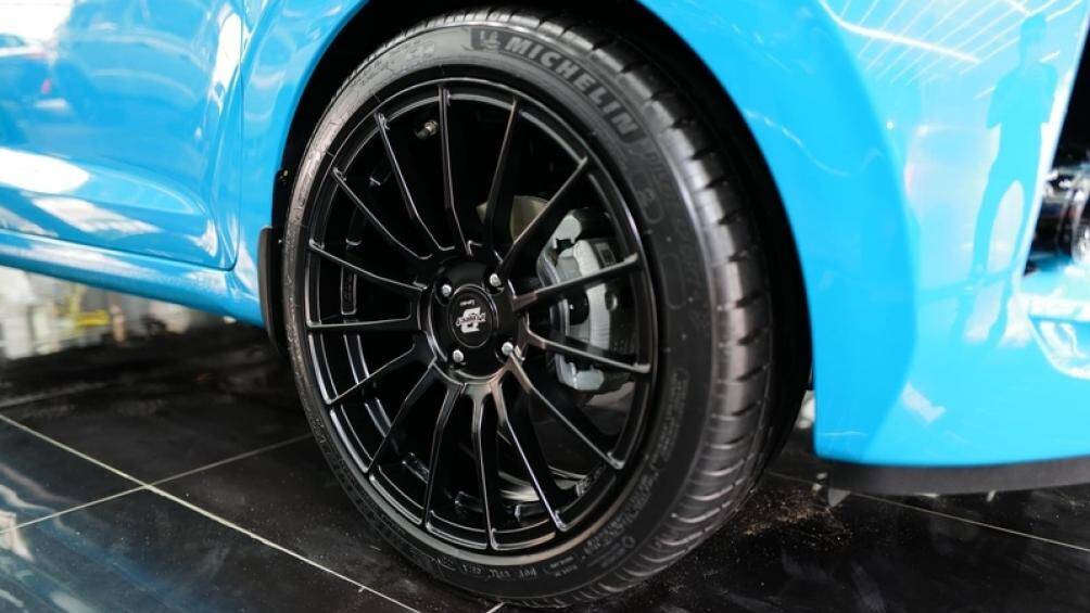 M&acirc;m "zin" của xe cũng được thay thế bằng bộ m&acirc;m đa chấu sơn đen, k&iacute;ch thước 17 inch