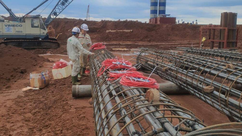 Tiến độ sân bay Long Thành đang tích cực được đẩy nhanh. Hơn 800 máy móc được huy động với hơn 1.100 công nhân thi công liên tục cả ngày lẫn đêm.