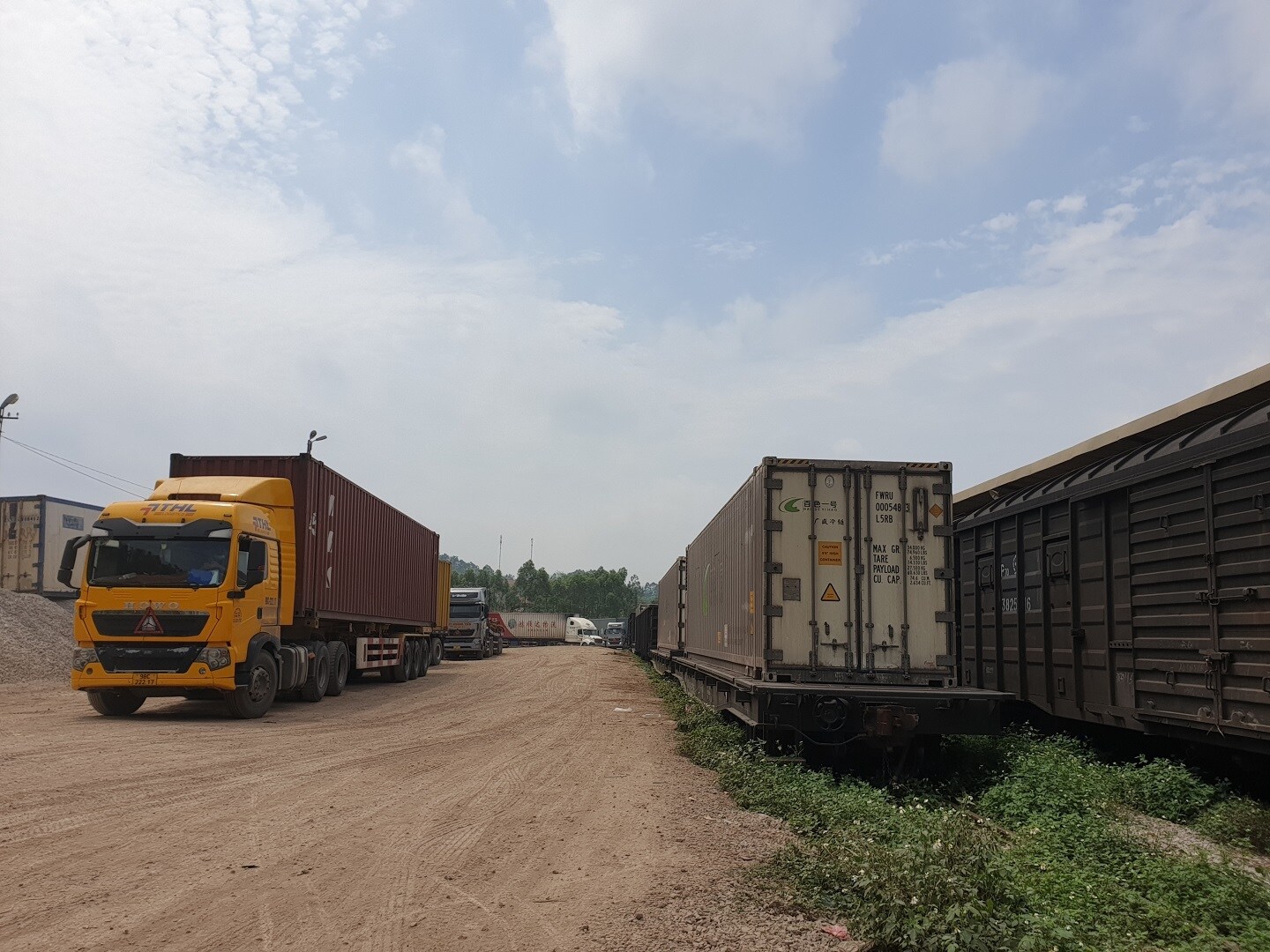 Đối với hàng nhập về, theo bà Phương, tùy theo mặt hàng khi mở tờ khai hải quan, hàng thuộc luồng xanh thì ưu tiên làm thủ tục thông quan trước; Hàng thuộc luồng vàng sẽ phải kiểm tra hồ sơ, mất khoảng 2 giờ; Hàng thuộc luồng đỏ sẽ phải kiểm hóa, nhưng thời gian tối đa cũng chỉ được 8 giờ. Quan trọng là hồ sơ của doanh nghiệp cung cấp phải chuẩn chỉ, đầy đủ thì thời gian làm thủ tục hải quan mới nhanh được.
Ảnh: Bãi hàng ga Đồng Đăng tập kết hàng hóa để chờ kiểm hóa, làm thủ tục hải quan