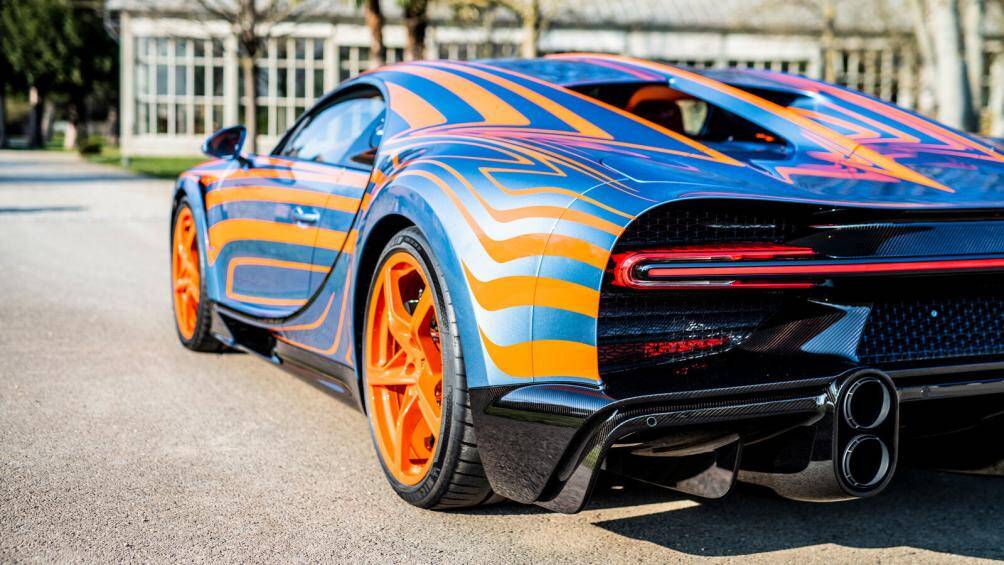 Đầu tiên là chiếc siêu xe Chiron Super Sport với lớp nền màu xanh California Blue và được bao phủ bởi những đường nét điêu khắc màu Arancia Mira