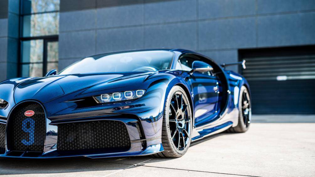 Bộ mâm xe được hoàn thiện với các chi tiết bằng magiê Arancia Mira và chữ trên khoang động cơ