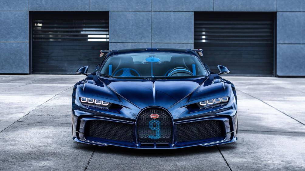 Bên cạnh là chiếc Hypercar Chiron Pur Sport được hoàn thiện với lớp áo thủ công được lấy cảm hứng từ ánh sáng