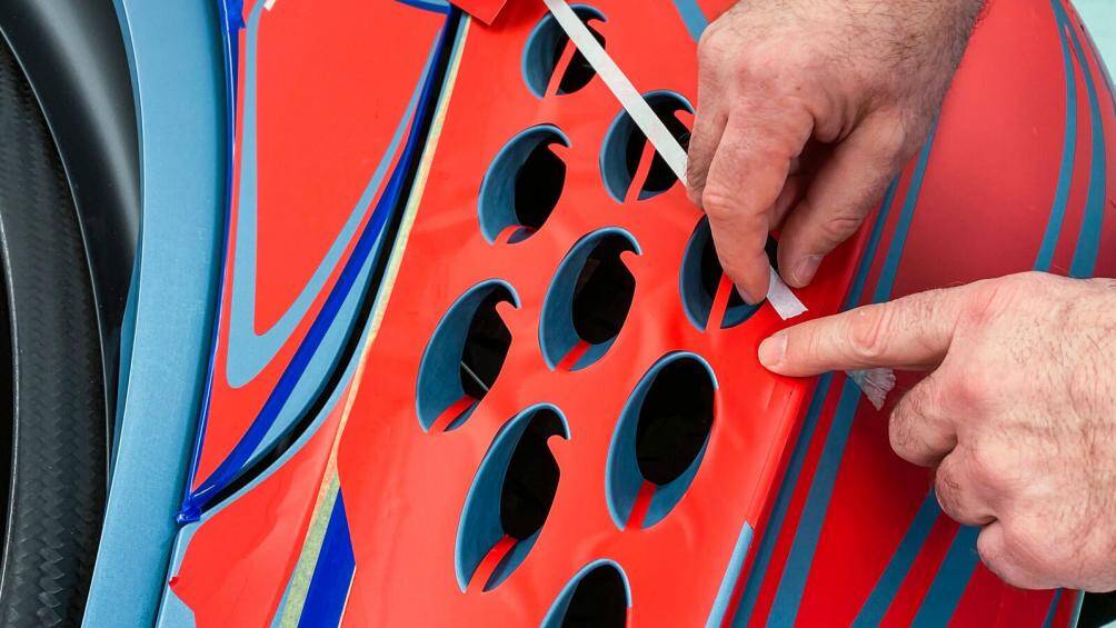 Quá trình phức tạp và kỳ công để tạo ra thiết kế sơ bộ cho họa tiết đặc biệt cho hai mẫu xe này mất khoảng năm tuần