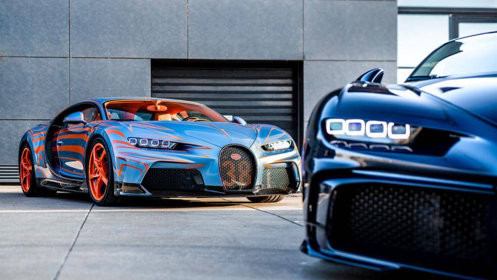 Những người thợ thủ công của Bugatti sẽ sơn thủ công từng lớp màu tương phản để tạo ra một mẫu màu trầm để làm nền cho sự phản chiếu ánh sáng