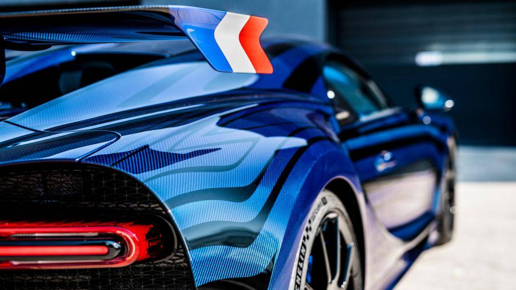 Màu Tricolor quốc kỳ của Pháp tô điểm cho mỗi bên của cánh gió phía sau