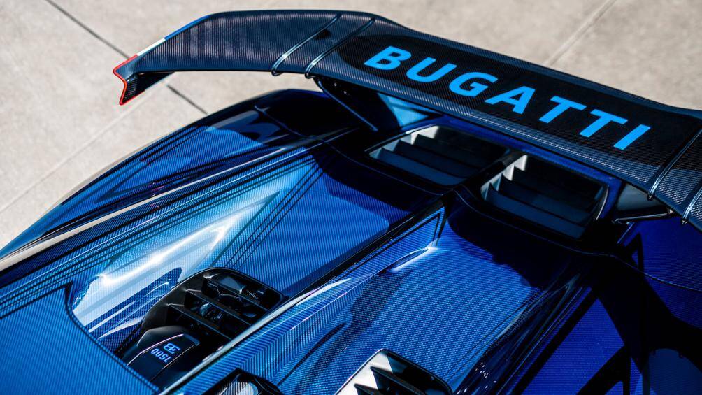 Thân xe được hoàn thiện với màu xanh Blue Carbon cùng các đường sọc màu Nocturne bao quanh