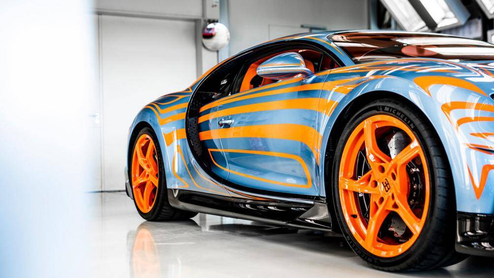 Khoang nội thất xe cũng được bọc da màu Arancia Mira sang trọng