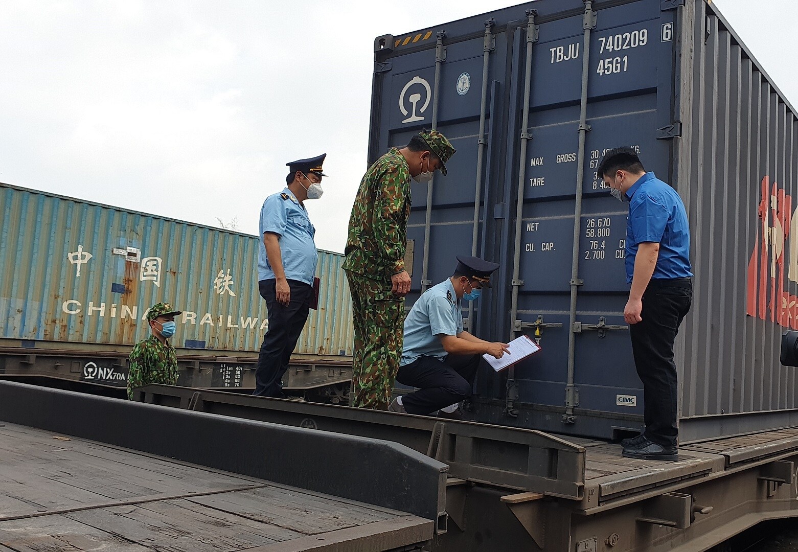Năm 2021, trên tuyến tổ chức chạy 852 đôi tàu hàng LVQT giữa hai ga Đồng Đăng - Bằng Tường và ngược lại. Sản lượng vận tải qua hai ga cửa khẩu đạt hơn 565.600 tấn, tăng trưởng đến 91% so cùng kỳ 2020. Trong đó, hàng nhập tăng trưởng 102%, hàng xuất tăng trưởng 69%. 
Ảnh: Các lực lượng kiểm tra toa hàng để làm thủ tục thông quan