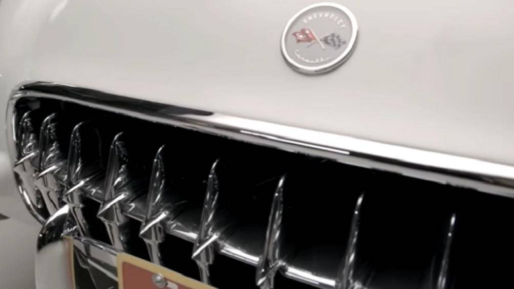 Dưới nắp capô là một động cơ 6 xi-lanh thẳng hàng, dung tích 3.9 lít - được gọi là Blue Flame – và ba bộ chế hòa khí đơn, lắp bên cạnh động cơ