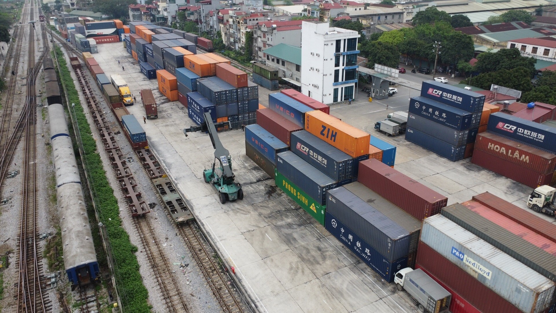 Đối với hàng xuất, để thời gian làm thủ tục hải quan, thông quan nhanh, hàng xuất sẽ từ các tuyến đường sắt nội địa hoặc đường bộ về tập kết tại ga Đông Anh rồi kéo tàu sang ga Yên Viên, hoặc trực tiếp về ga Yên Viên để làm thủ tục hải quan, lập tàu đi ga Đồng Đăng. Tại ga Đồng Đăng sẽ chỉ phải làm thủ tục thông quan, kéo sang Trung Quốc. 
Ảnh: Toàn cảnh bãi container ga Yên Viên