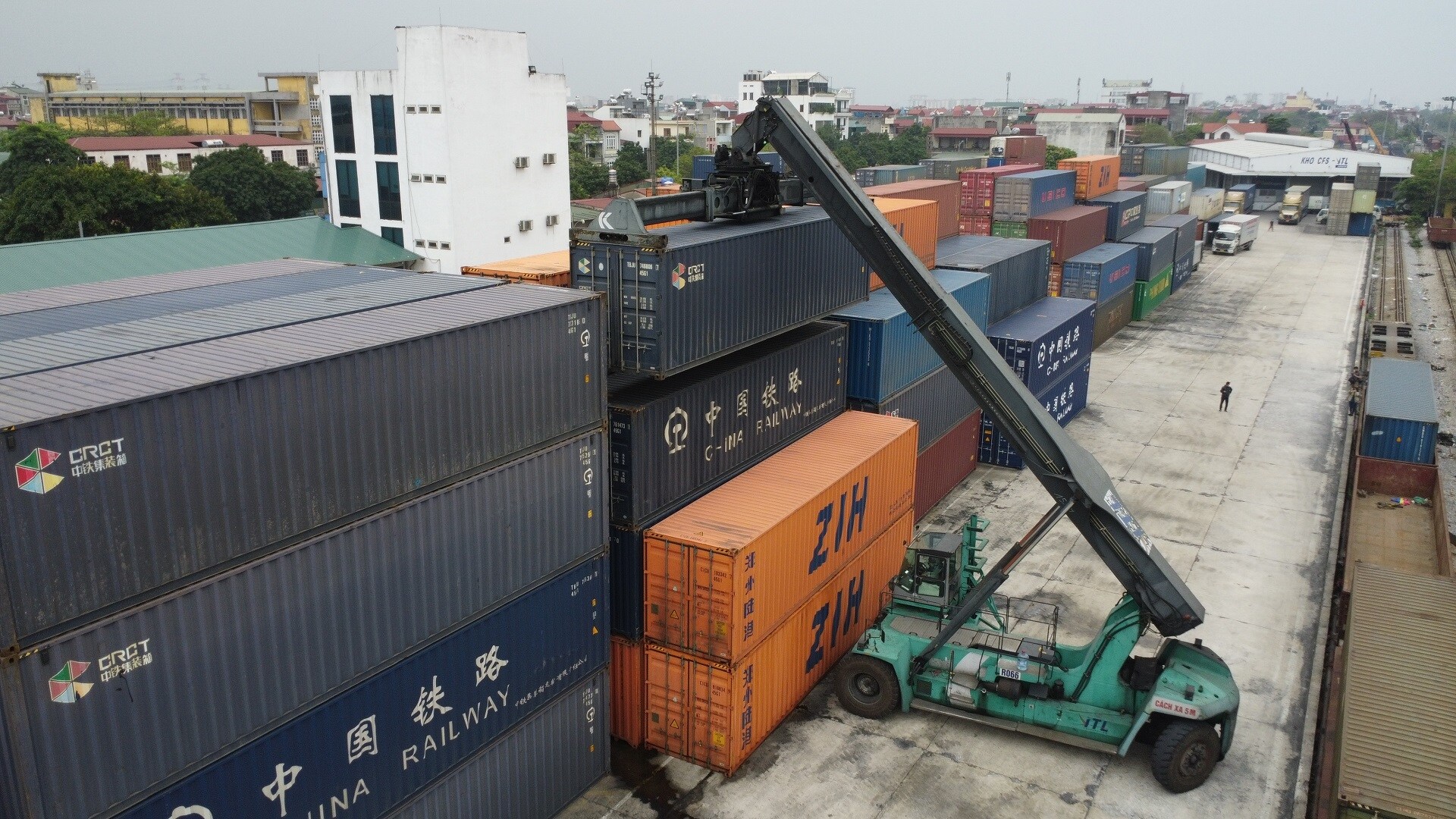 Ga Yên Viên là ga LVQT đầu mối quan trọng phía Bắc, có cơ sở hạ tầng đảm bảo lập, giải thể, trung chuyển, đón gửi các đoàn tàu bao gồm khổ đường 1.000mm và 1.435mm. Khu vực ga có bãi hàng ITL khoảng 17.000 m2, chủ yếu phục vụ xếp dỡ container, khu vực khai báo làm thủ tục hải quan hàng LVQT xuất nhập. 
Ảnh: Xếp container lên tàu tại bãi hàng ga Yên Viên