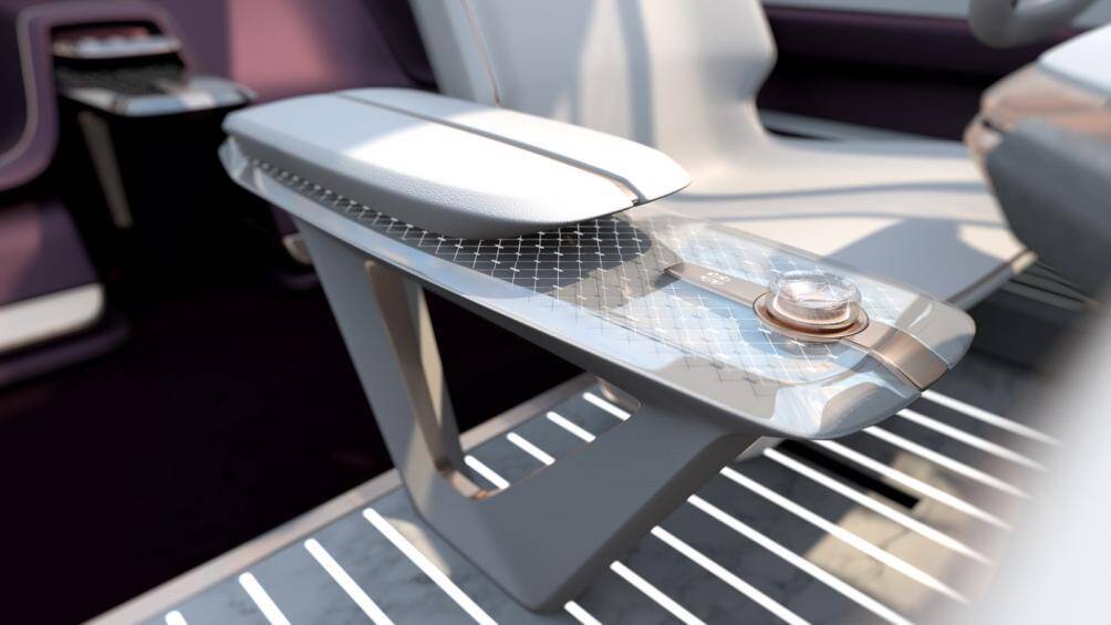 Trung tâm của nội thất rộng rãi là kiến trúc đặt pin ở dưới nền