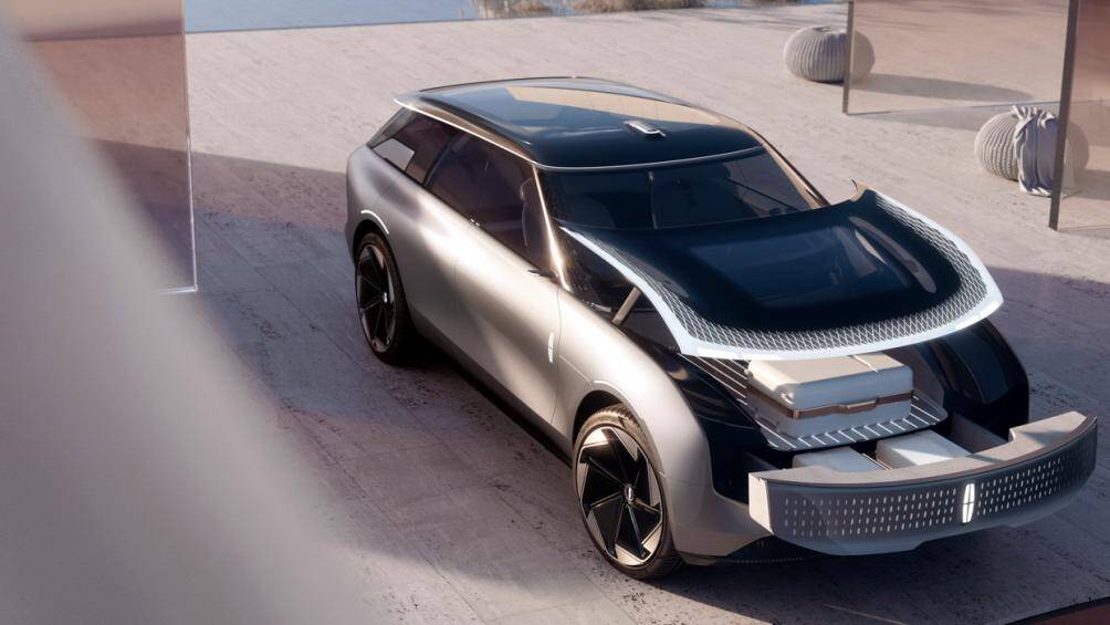 Ở phần đầu xe, nắp capo được làm bằng kính kết hợp điện tử có thể chuyển từ trong suốt sang mờ chỉ bằng một nút bấm