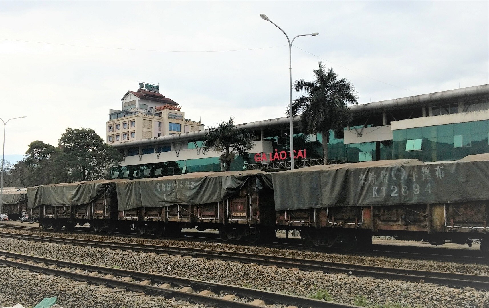 Năm 2021 tổ chức chạy 757 đôi tàu hàng LVQT giữa hai ga Lào Cai - Sơn Yêu và ngược lại. Về sản lượng hàng xuất nhập đạt hơn 571.000 tấn; Trong đó hàng nhập thực hiện được hơn 266.900 tấn, tăng trưởng 4% so với cùng kỳ 2020. 
Ảnh: Tàu hàng liên vận tại ga Lào Cai chờ kéo sang ga Sơn Yêu