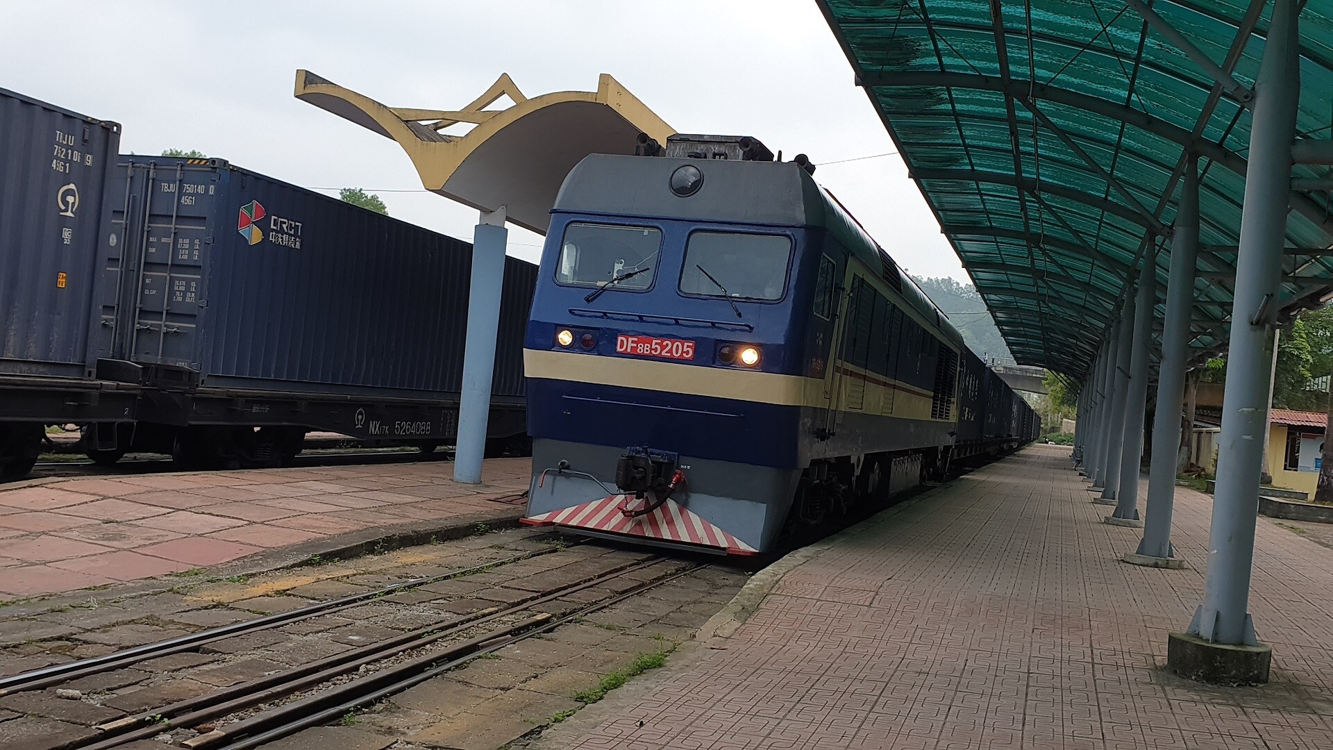 Tổng công ty Đường sắt VN cho biết, hiện nay trên đường sắt Việt Nam có 6 ga liên vận quốc tế (LVQT) hàng hóa gồm: Lào Cai, Yên Viên, Hải Phòng, Đồng Đăng, Giáp Bát và Sóng Thần. Trong đó ga Lào Cai và ga Đồng Đăng là hai ga biên giới đảm nhận việc giao tiếp hàng hóa, phương tiện xuất nhập bằng đường sắt giữa Việt Nam - Trung Quốc và ngược lại.
Các ga Đồng Đăng, Yên Viên, Lào Cai và Hải Phòng có bộ phận hải quan và cơ quan chức năng thường trực phục vụ kiểm tra, khai báo, thực hiện các thủ tục liên quan vận chuyển hàng hóa LVQT đường sắt. 
Ảnh: Tàu LVQT từ Trung Quốc về ga Đồng Đăng