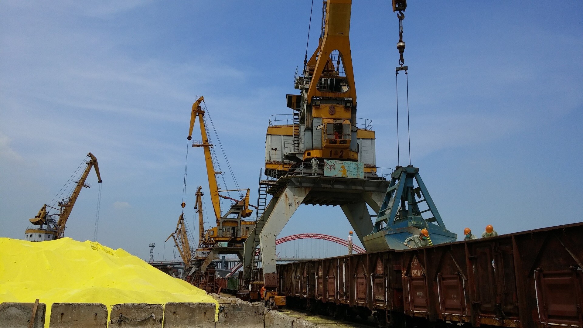 Trên tuyến Lào Cai - Hà Nội - Hải Phòng, hàng quá cảnh từ các nước về cảng Hải Phòng, rồi theo tàu xuất đi Trung Quốc chiếm sản lượng lớn. Ga Hải phòng cảng là ga đường sắt duy nhất hiện nay còn nhánh đường sắt kết nối với khu vực cảng biển, đảm nhận việc kết nối, tiếp chuyển giữa đường sắt, đường bộ, đường biển. 
Ảnh: Xếp hàng lưu huỳnh quá cảnh Việt Nam lên tàu hỏa tại cảng Hải Phòng để tái xuất Trung Quốc