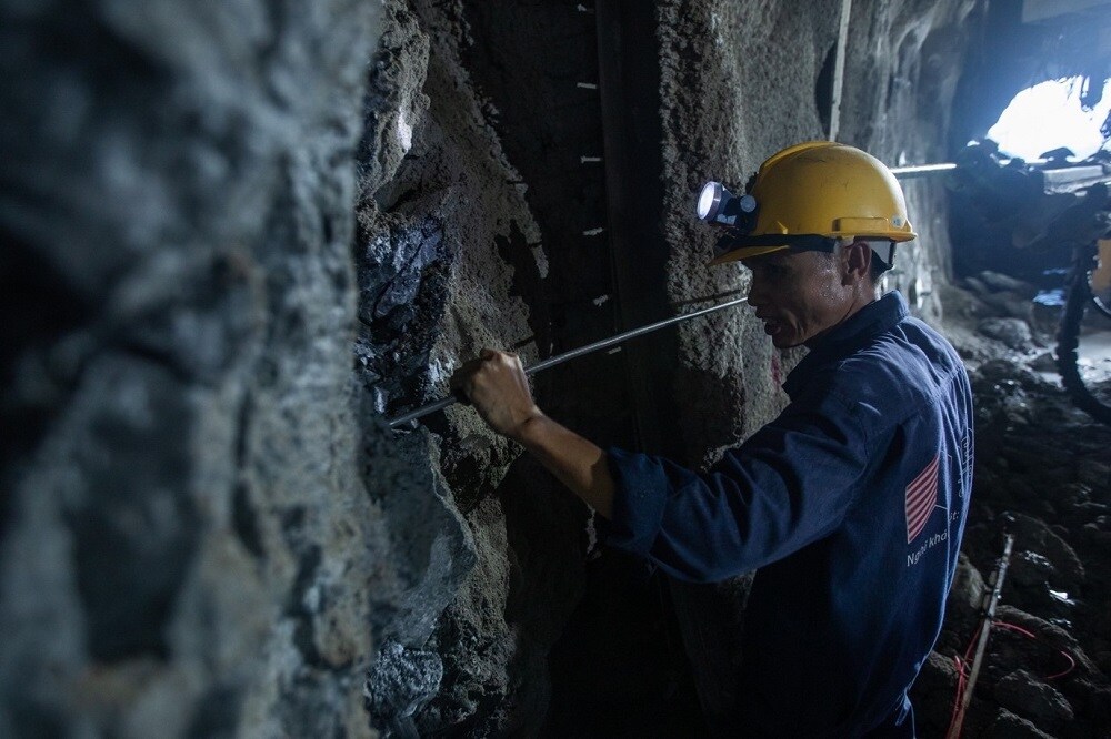 Để triển khai được đầy đủ các phần việc trong thi công hầm, Ban điều hành dự án đã cho triển khai 3 ca làm việc một ngày với hơn 130 người, cùng nhiều máy móc, thiết bị chuyên dụng, hiện đại.