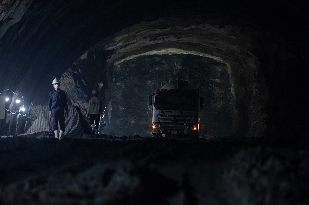 Mặc dù trong quá trình tổ chức thi công, nhà thầu gặp nhiều khó khăn do địa chất hầm yếu, dịch Covid-19 diễn biến phức tạp ảnh hưởng lớn tới công tác huy động máy móc, nhân sự, song, với sự nỗ lực quyết tâm, ban điều hành dự án luôn chủ động phương án thi công hợp lý, bám sát tiến độ xây dựng, đảm bảo dự án sớm về đích.