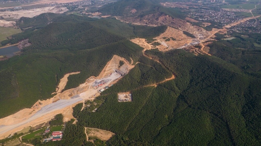 Hầm có chiều dài 450m đi qua núi Mồng Gà nối từ địa phận xã Trường Lâm, huyện Tĩnh Gia, Thanh Hoá đến xã Quỳnh Vinh, TX Hoàng Mai, Nghệ An nằm trên ranh giới địa phận hai tỉnh Thanh Hóa - Nghệ An.