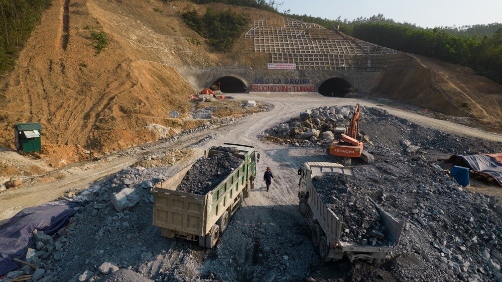 Hiện nay, bên cạnh hai mũi thi công độc lập hai ống hầm, Đèo Cả cũng đang triển khai thi công 2 mũi thi công cầu; 8 mũi thi công phần đường, cống thoát nước tại dự án cao tốc Nghi Sơn - Diễn Châu.