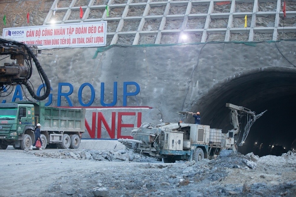 Theo thiết kế, hầm Trường Vinh gồm 2 ống hầm, mỗi ống 3 làn xe, tốc độ thiết kế 80 km/giờ (giai đoạn hoàn thiện 100 km/giờ), khổ hầm 12.5m.