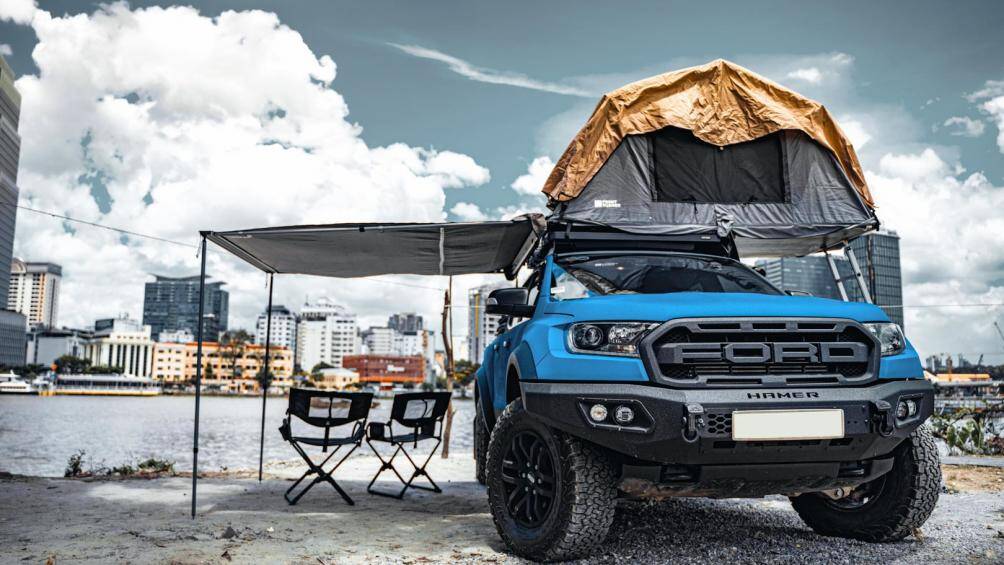 Việc độ chiếc Ford Ranger Raptor cực độc này là thành quả hợp tác của cả ba đơn vị Front Runner, Huan Thanh Workshop và WrapStyle Việt Nam