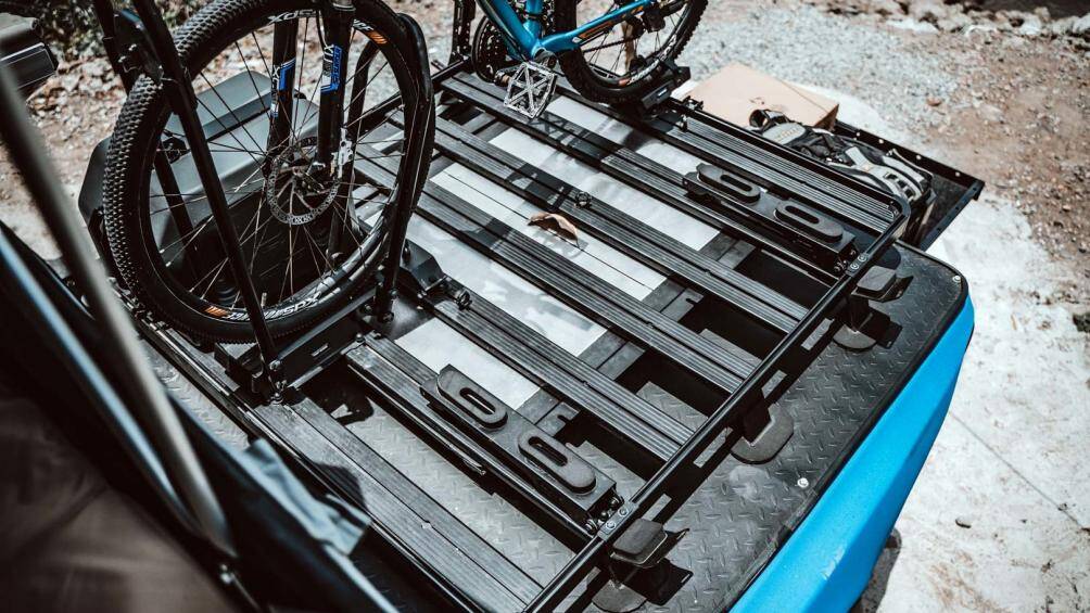 Thùng sau được bổ sung thêm một bộ giá đỡ Load Bed Rack Kit Slimline II với bề mặt khay đựng đồ được thiết kế thông minh, đi cùng với đó là các chân đế để nâng bề mặt khay lên cao hơn, tạo ra không gian kép ở phía sau thùng