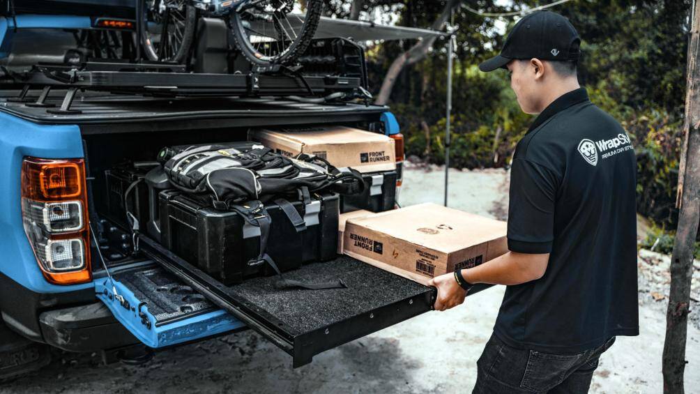 Để khắc phục bất cập trên, Huan Thanh Workshop đã phối hợp cùng Front Runner thiết kế thêm bộ Load Bed Cargo Slide và nắp thùng thép giúp dễ dàng kéo ra hoặc đóng vào