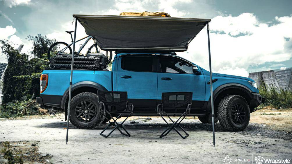 Bên hông xe có sự xuất hiện của bộ dù che Awning được lắp đặt vào giá nóc để tạo ra thêm không gian thư giãn