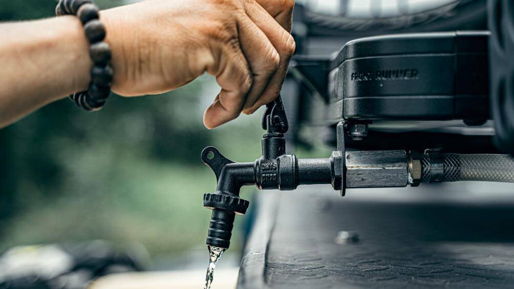 Vấn đề nước sinh hoạt cho những chuyến đi dài ngày cũng được giải quyết khá đơn giản nhờ thùng nước 42 lít và các thùng rời chuyên dụng đi kèm