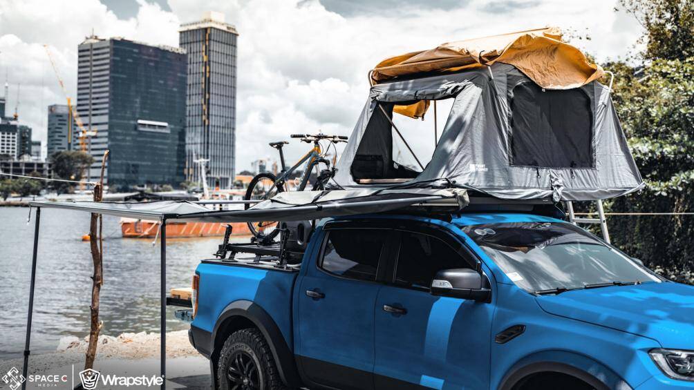 So với những chiếc Ford Ranger Raptor khác tại Việt Nam, chủ nhân bản độ này trước đó đã cho “lột xác" toàn bộ phần ngoại thất với lớp sơn mang tông màu xanh Blue Azure. Đây là loại sơn chuyên dụng được dùng trên các thiết bị quân sự tối tân, có công dụng chống trầy xước và va đập, thích hợp cho những chiếc bán tải đi off-road