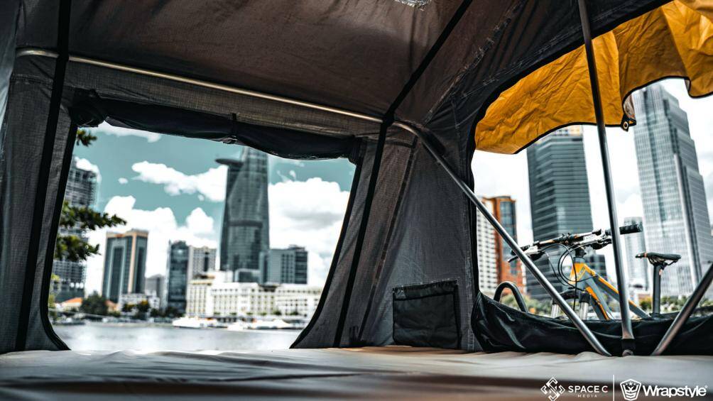 Cấu trúc lều có cấu tạo từ vật liệu vải polyester chống thấm nước và chống tia cực tím, khung lều bằng nhôm, kết hợp cùng phần đệm lót bên trong có độ dày đến 6 cm và thang để leo lên lều