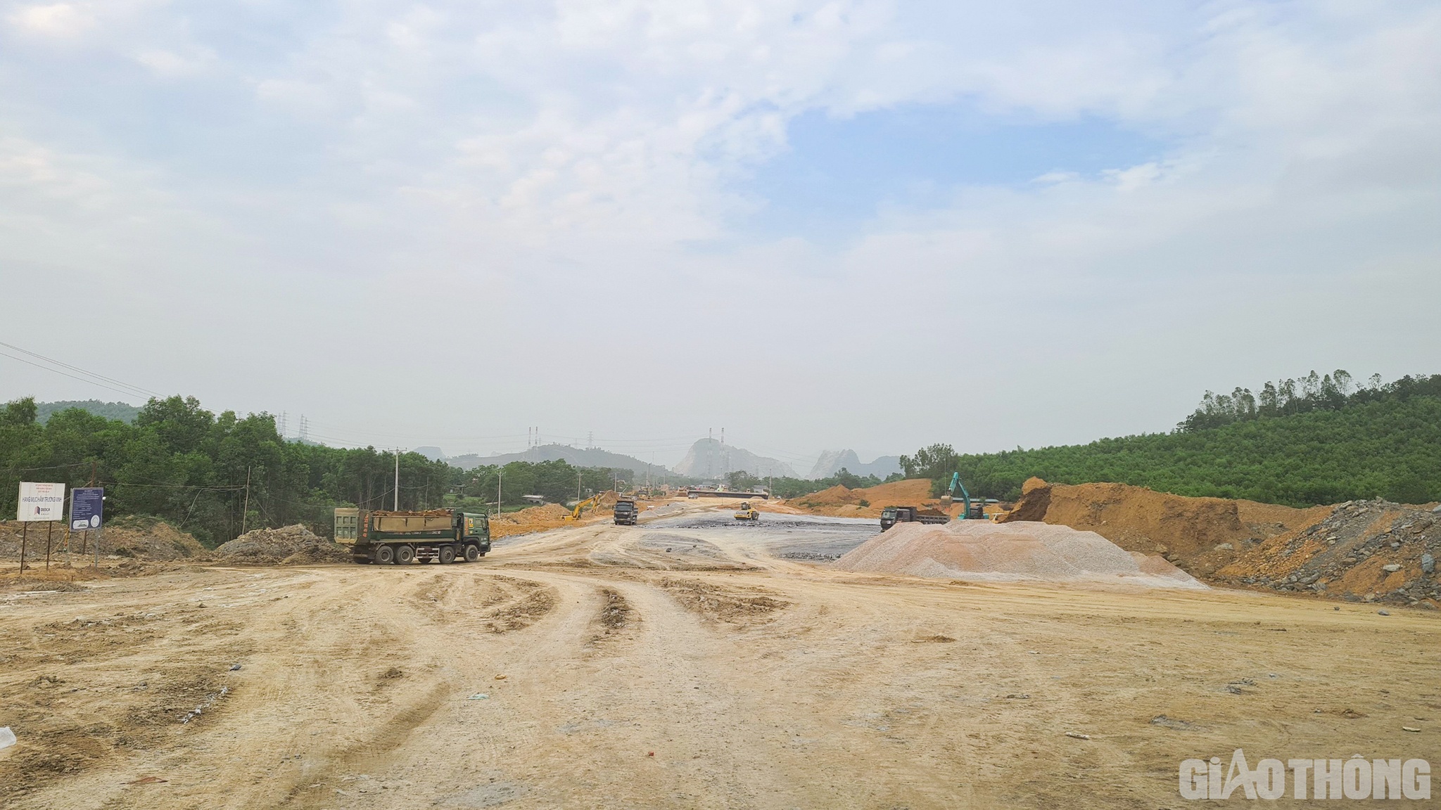 Ông Phạm Văn Minh - Phó Giám đốc Ban QLDA 6 cho biết: Hiện tại, thời tiết đang thuận lợi, tất cả các mỏ đất phục vụ dự án đều đã đủ thủ tục và tiến hành khai thác. Để tăng tốc đào đắp hiện tại các nhà thầu đã huy động tới 150 lu, hơn 170 máy xúc, máy ủi, phấn đấu 1 ngày đắp được 40.000 m3. Tuy đây là số lượng lớn nhưng để đảm bảo hoàn tất việc đắp nền trước mùa mưa Ban đang chỉ đạo các nhà thầu phải tiếp tục tăng số máy và mũi thi công.