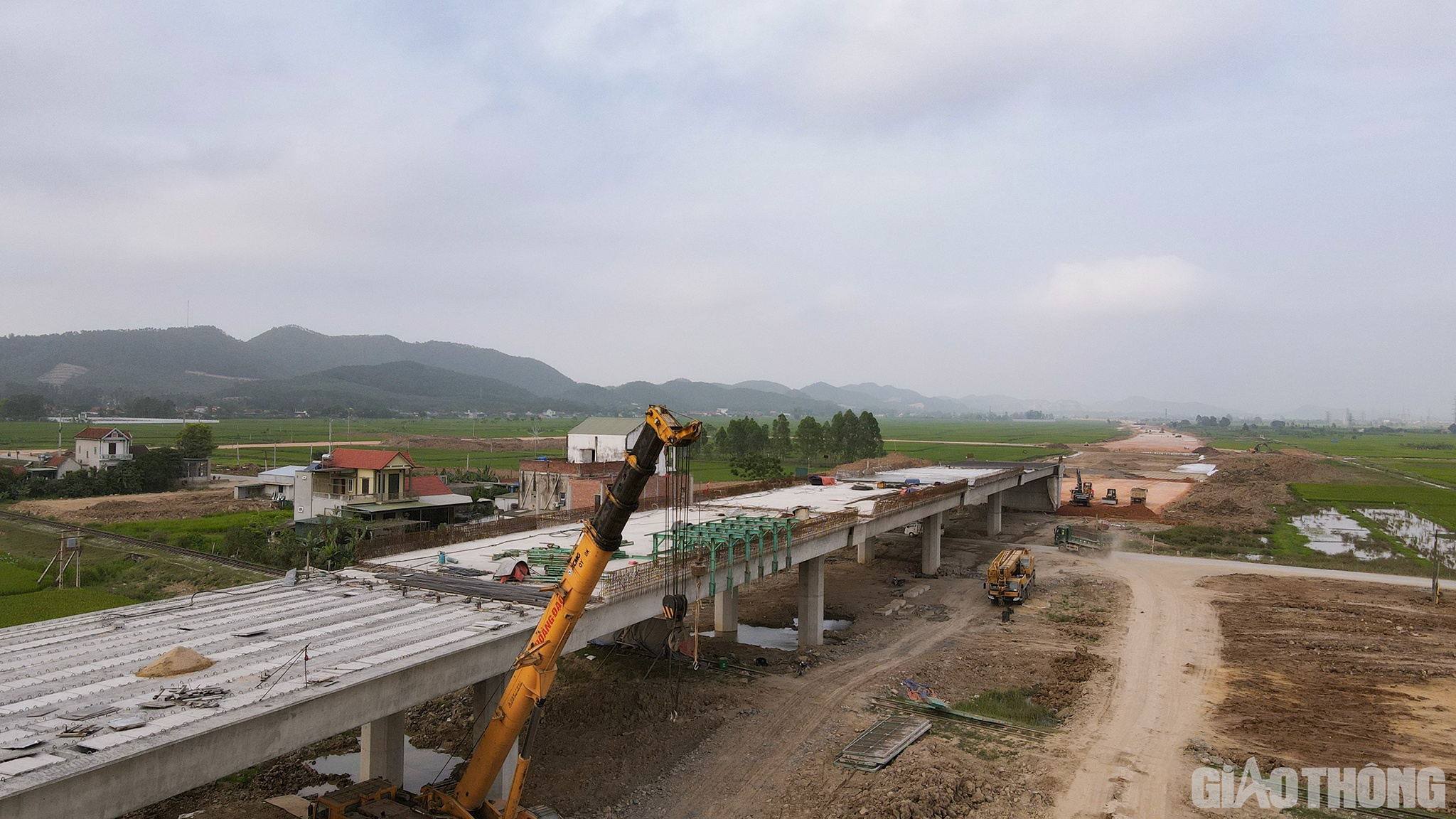 23/23 cầu trên tuyến cũng đang trong quá trình thi công, riêng cầu Quỳnh Lưu đã gác xong dầm, chuyển sang làm mặt cầu. (Trong hình là cầu Quỳnh Lưu)