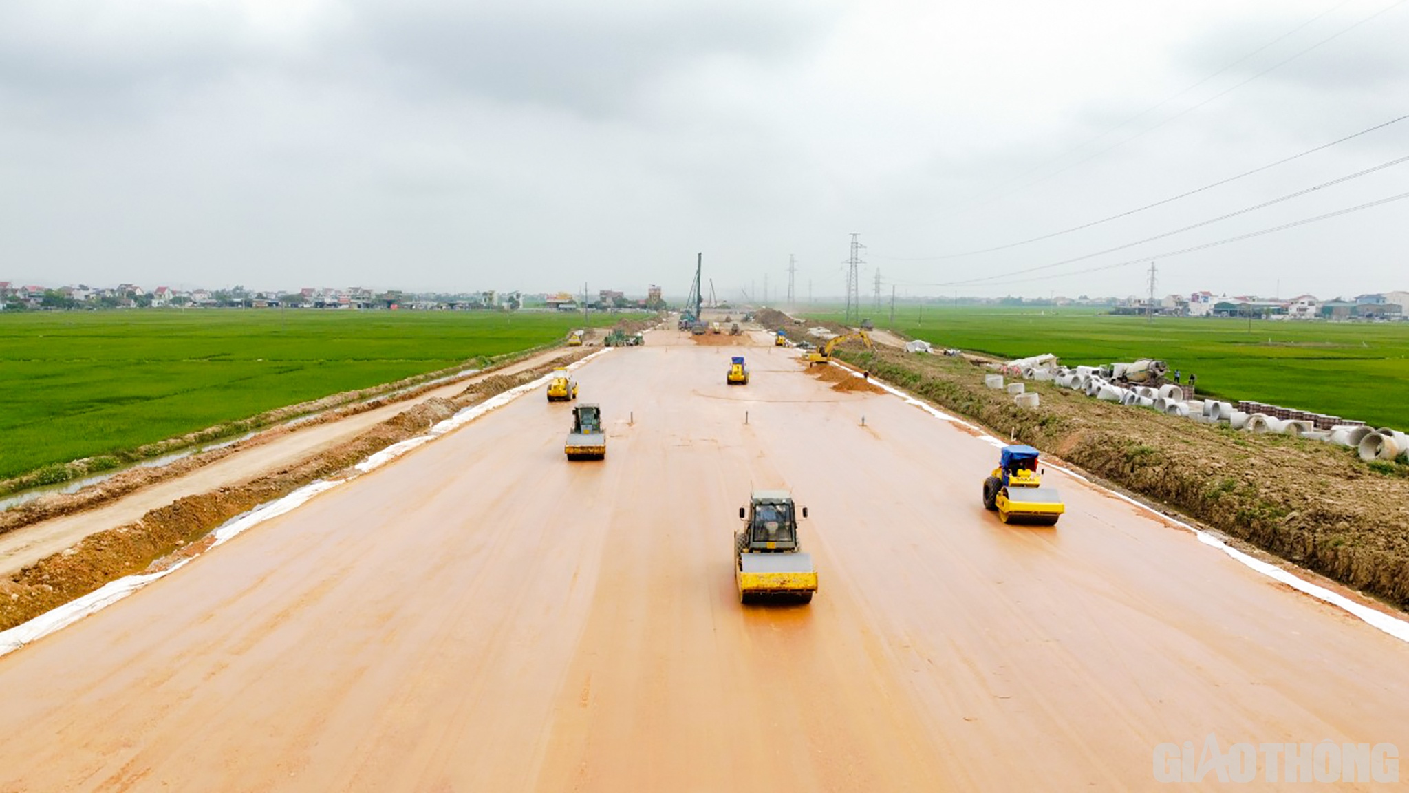 Có mặt trên công trường thi công 2 dự án thành phần này vào những ngày cuối tháng 4/2022, PV ghi nhận khung cảnh thi đua lao động, sản xuất. Hàng trăm mũi thi công với cả ngàn cán bộ, kỹ sư, công nhân cùng nhiều máy móc hiện đại làm việc khẩn trương, nhộn nhịp.