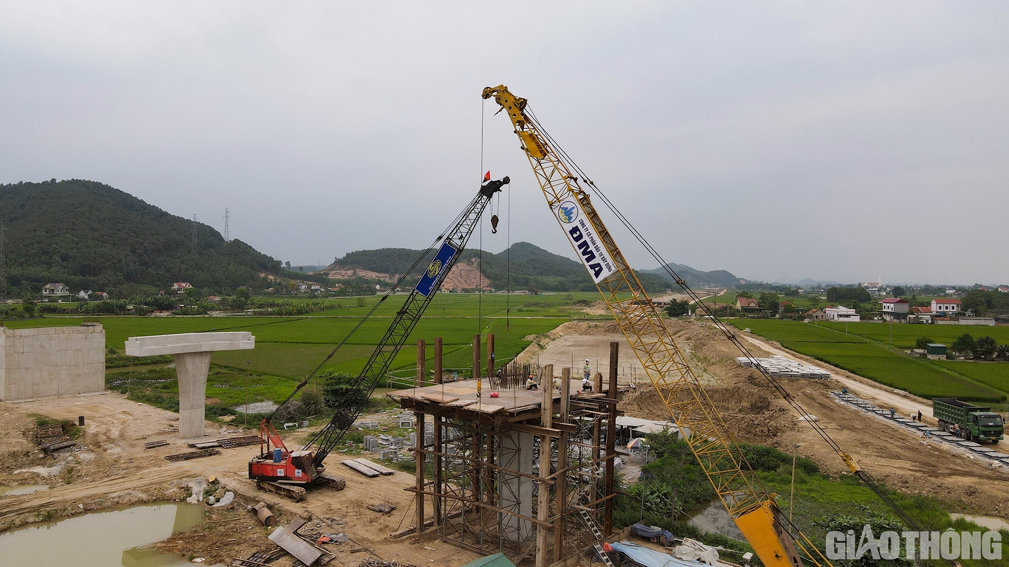 Dự án đường bộ cao tốc Bắc - Nam đoạn qua tỉnh Nghệ An có chiều dài khoảng 87,84km, đi qua địa bàn TX Hoàng Mai và 5 huyện: Quỳnh Lưu, Yên Thành, Diễn Châu, Nghi Lộc và Hưng Nguyên với 2 dự án thành phần là Nghi Sơn - Diễn Châu và Diễn Châu - Bãi Vọt.