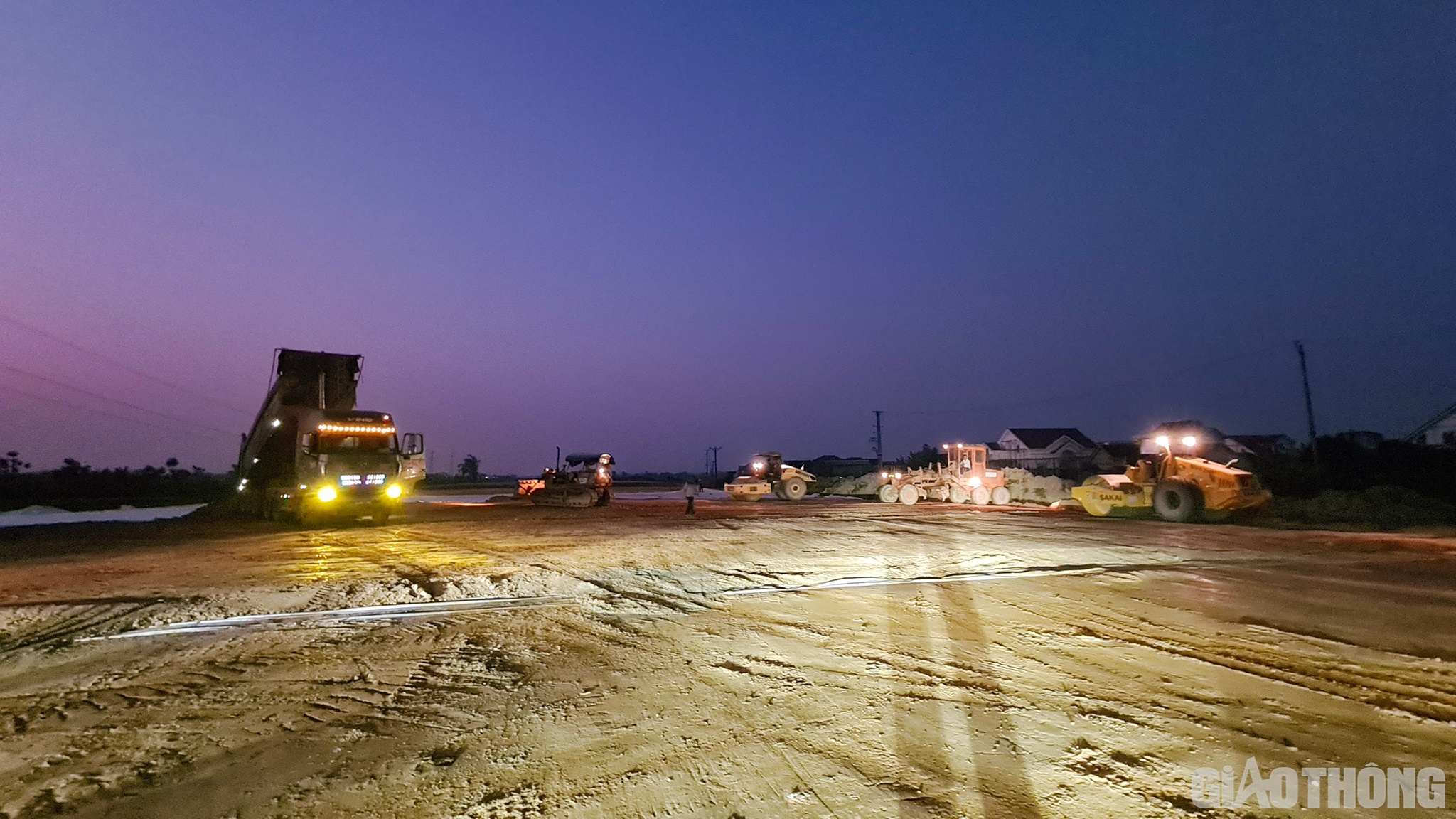 Tranh thủ thời tiết thuận lợi, các nhà thầu đã làm thêm ca đêm. Đến nay đắp được 2,1/6,6 triệu khối đất (tương đương 32%); xử lý đất yếu bằng bấc thấm và giếng cát được 1,2/1,48 triệu mét dài (81%).