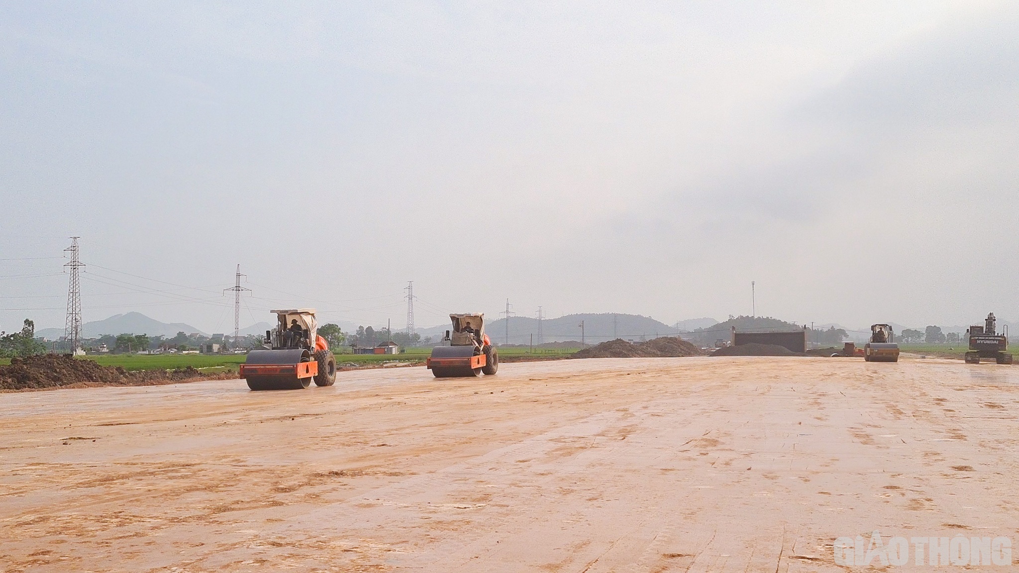 Còn tại dự án thành phần Nghi Sơn - Diễn Châu, hiện tại các nhà thầu ở 4 gói xây lắp đã thi công đạt giá trị tương đương 1.190/4.395 tỷ đồng, đạt 27% khối lượng dự án.