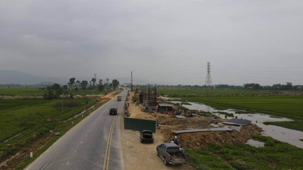 Nhà thầu tiến hành thi công cầu vượt nút giao QL8 - điểm cuối cùng của dự án cao tốc đoạn Diễn Châu - Bãi Vọt.