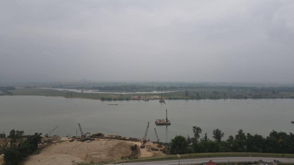 Dùng sà lan, hệ nổi thi công cầu Hưng Đức vượt sông Lam và nhánh sông La nối Nghệ An với Hà Tĩnh.