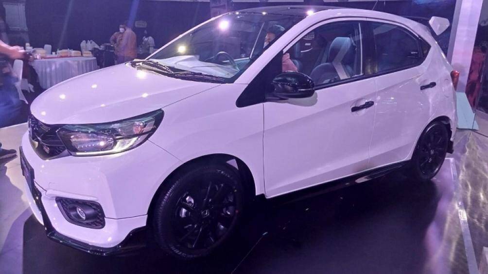 Thêm vào đó là những trang bị an toàn khá cơ bản như 2 túi khí trước, hệ thống chống bó cứng phanh ABS và phân bổ lực phanh điện tử EBD