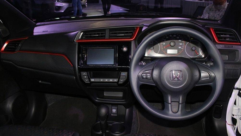 Bên trong xe cũng có màn hình thông tin giải trí dạng cảm ứng 6,2 inch, vô lăng tích hợp phím chức năng và loa tweeter