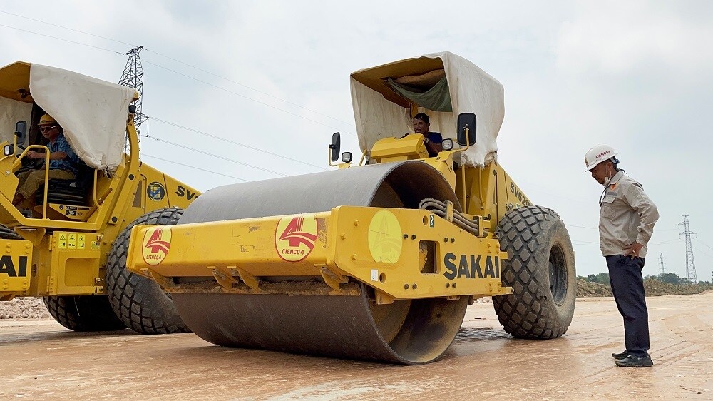 Công tác thi công nền đường tại dự án thành phần Nghi Sơn - Diễn Châu được đội ngũ kỹ sư của Tập đoàn Cienco4 giám sát chặt chẽ, đảm bảo mục tiêu tăng tốc tiến độ nhưng vẫn đảm bảo chất lượng thi công.
