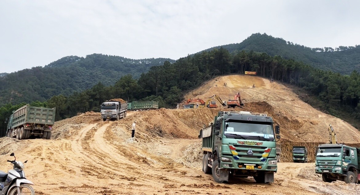 Những ngày cuối tháng 4/2022, công trường thi công hầm Thần Vũ nhánh trái phía Bắc thuộc dự án cao tốc Bắc - Nam đoạn Diễn Châu - Bãi Vọt do Công ty CP Tập đoàn Cienco4 đảm nhận rầm rập phương tiện thi công sau khi được cấp có thẩm quyền địa phương bàn giao mặt bằng từng phần phục vụ thi công.